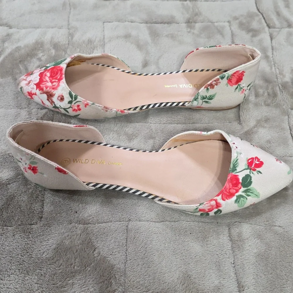 Wild Diva Lounge Womens Slip-On Flats Shoes‎ Cream W/Roses Sz 9 EUC
